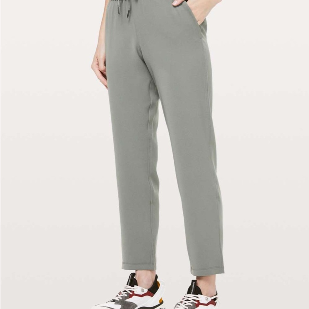 Lululemon On the Fly 7/8 Pant *Woven
Grey Sage